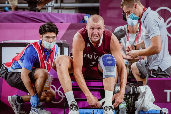 Pasiaukojimas: Latvijos trijulių rinktinės krepšininkas dėl aukso kovėsi lūžusia koja